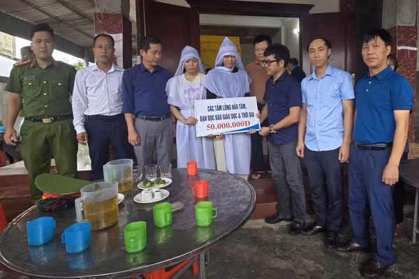 Trao nóng 50 triệu đồng tới gia đình có 2 vợ chồng tử vong do ngạt khí