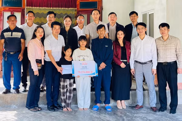 Số tiền hơn 79 triệu đồng được trao đến hoàn cảnh bố con anh Trung.