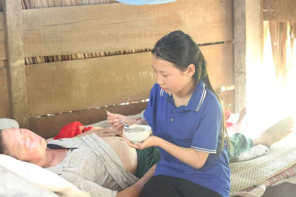Hải Yến bón cho người bố trở về từ bệnh viện trong cảnh "còn nước còn tát".