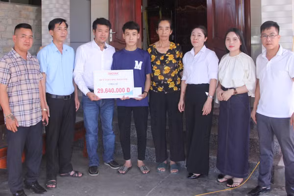 Báo GD&TĐ cùng chính quyền địa phương trao quà nhân 2 đến hoàn cảnh ở xã Kỳ Văn.