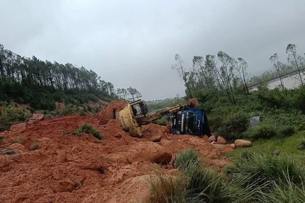 Hiện trường vụ sạt lở ở Hà Tĩnh khiến 2 công nhân bị thương. (Ảnh: K.A)