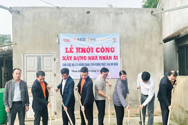 Các đại biểu thực hiện nghi thức khởi công nhà nhân ái cho các hoàn cảnh khó khăn ở xã Thạch Khê.