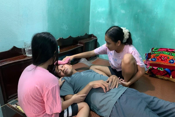 Hai chị em nhỏ lo lắng, người bố chỗ dựa duy nhất sẽ rời các em đi vì căn bệnh ung thư gan giai đoạn cuối.