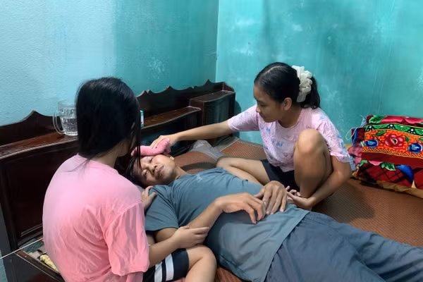 Hai chị em nhỏ lo lắng, người bố chỗ dựa duy nhất sẽ rời các em đi vì căn bệnh ung thư gan giai đoạn cuối.