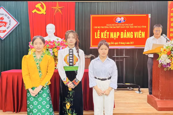 Lễ kết nạp Đảng học sinh Trường THCS & THPT Dân tộc nội trú Hà Tĩnh.