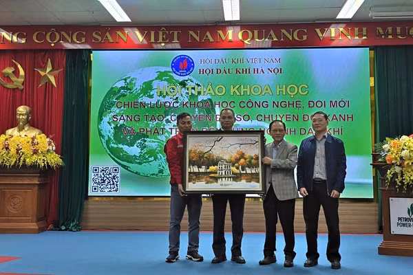 Lãnh đạo Hội Dầu khí Hà Nội tặng tranh cho lãnh đạo NMNĐ Vũng Áng 1.
