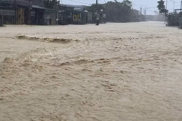 Mưa lớn gây ngập cục bộ nhiều tuyến đường ở phía Nam Hà Tĩnh. (Ảnh: V.H)