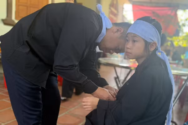 Người thân các nạn nhân đau xót sau vụ lật thuyền khiến 4 người tử vong ở Hà Tĩnh.