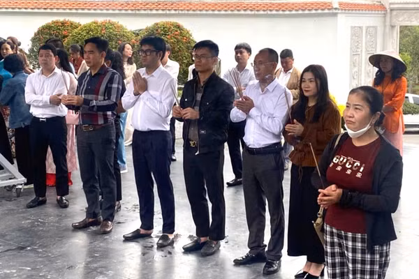 Lễ dâng hương và dành một phút mặc niệm tưởng nhớ các Anh hùng liệt sĩ tại Ngã ba Đồng Lộc.