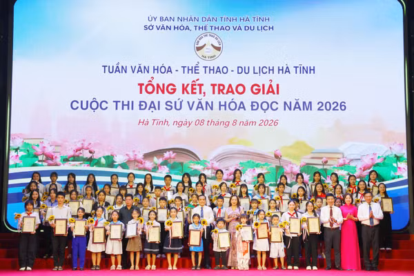 Các em học sinh nhận giải cuộc thi văn hóa đọc.