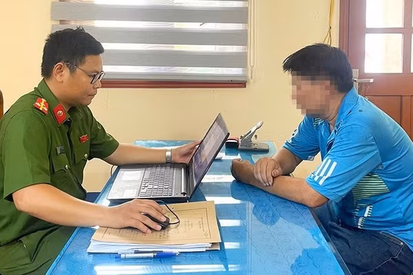 Công an lấy lời khai đối với tài xế Phan Ngọc Giám. (Ảnh: CA)