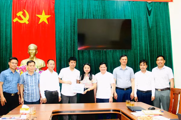 Báo GD&TĐ khu vực Bắc Trung Bộ trao tặng Quỹ Khuyến học xã Sơn Hồng 10 triệu đồng.