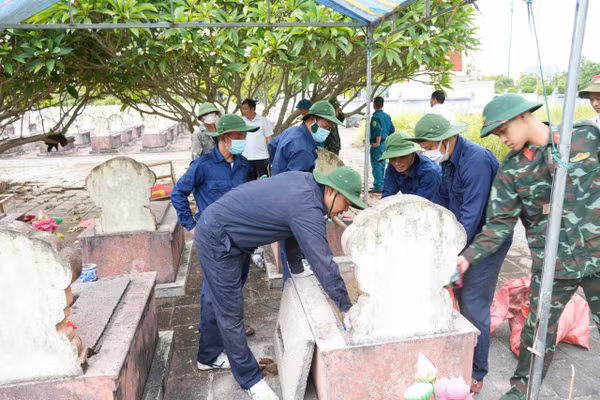 Lực lượng chức năng khai quật, lấy mẫu ADN tại các nghĩa trang liệt sĩ ở Hà Tĩnh.