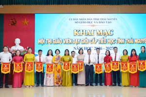 Lãnh đạo Sở GD&ĐT Thái Nguyên, Phòng GD Mầm non và GD Tiểu học trao Cờ cho các đơn vị tham gia Hội thi. 