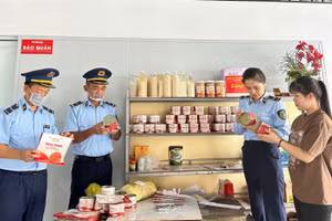 Lực lượng quản lý thị trường Lạng Sơn kiểm tra, rà soát hoạt động sản xuất, kinh doanh sản phẩm khau nhục trên địa bàn tỉnh.
