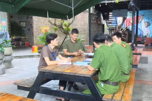 Công an phường Phan Đình Phùng và Phòng Văn hóa - Xã hội phường làm việc với chủ nhà hàng có hoạt động gây phản cảm.