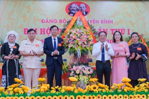 Đại tướng Trịnh Văn Quyết, Bí thư Trung ương Đảng, Ủy viên Thường vụ Quân ủy Trung ương, Chủ nhiệm Tổng cục Chính trị Quân đội nhân dân Việt Nam, chúc mừng Đại hội.