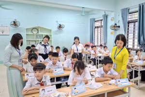 Cô giáo Đào Thị Hồng Hạnh (áo dài màu vàng) trở lại giảng dạy chuyên môn.