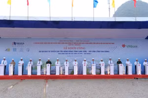 Các đại biểu thực hiện nghi thức khởi công Dự án cao tốc Đồng Đăng (Lạng Sơn) - Trà Lĩnh (Cao Bằng) giai đoạn 2.