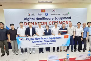 Hàn Quốc trao tặng hệ thống thiết bị số chăm sóc sức khỏe.