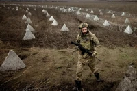 Binh sĩ Ukraine tại một tuyến phòng thủ răng rồng.