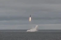 Tên lửa đạn đạo Sineva được phóng từ tàu ngầm hạt nhân Bryansk ở Biển Barents trong cuộc tập trận. 