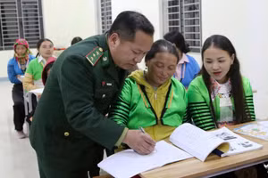 Đại úy Thao Văn Chứ nắn nót dạy từng chữ cho học viên. Ảnh: Đồn Biên phòng Quang Chiểu.