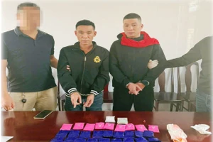 Trần Mạnh Cường và Nguyễn Văn Kiều cùng tang vật bị thu giữ. Ảnh: CACC