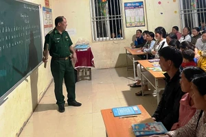 Lớp học xóa mù chữ ở bản Sài Khao, xã Mường Lý (Thanh Hóa). Ảnh: Đồn Biên phòng Pù Nhi cung cấp.