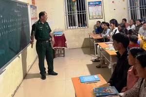 Lớp học xóa mù chữ ở bản Sài Khao, xã Mường Lý (Thanh Hóa). Ảnh: Đồn Biên phòng Pù Nhi cung cấp.