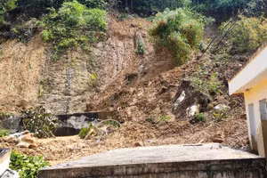 Sạt lở ở phía sau Trường THCS Sơn Hà, huyện Quan Sơn (Thanh Hóa).