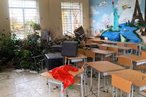 Bão quét qua khiến cơ sở vật chất nhiều trường học ở Thanh Hóa bị hư hại. Ảnh: Thế Lượng.