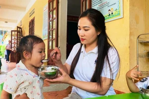 Cô giáo Lữ Thị Tuyết, Trường Mầm non Na Mèo (Thanh Hóa) chăm sóc bữa ăn cho trẻ. Ảnh: NVCC