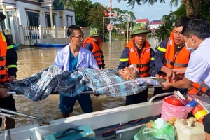 Lực lượng Thủy đoàn I, Cục Cảnh sát Giao thông (Bộ Công an) cứu trợ người dân vùng lũ Kim Tân (Thanh Hóa). (Ảnh: CACC)