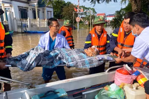 Lực lượng Thủy đoàn I, Cục Cảnh sát Giao thông (Bộ Công an) cứu trợ người dân vùng lũ Kim Tân (Thanh Hóa). (Ảnh: CACC)