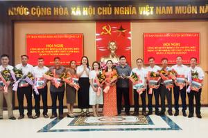 Các cán bộ quản lý trường học ở Mường Lát nhận quyết định điều động, luân chuyển.