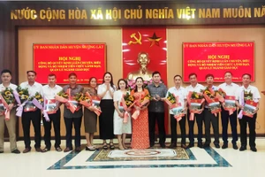 Các cán bộ quản lý trường học ở Mường Lát nhận quyết định điều động, luân chuyển.