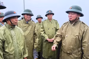 Phó Thủ tướng Trần Hồng Hà (phải) đi kiểm tra công tác phòng, chống bão Wipha tại Thanh Hóa. 