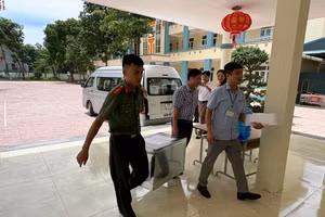 Đề thi đã về đến điểm thi Trường THPT Mường Lát (Thanh Hóa) an toàn. Ảnh: Văn Phúc