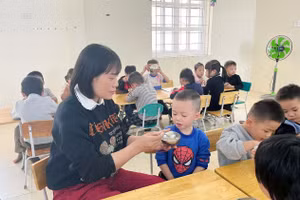 Nữ nhà giáo Hàn Thị Giang đang chăm sóc trẻ tại trường. Ảnh: Phương Huyền