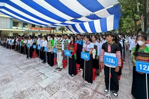 Hàng trăm học sinh Trường THPT Mường Lát (Thanh Hóa) tham gia sinh hoạt ngoại khóa về phòng, chống tác hại của thuốc lá. Ảnh: NTCC