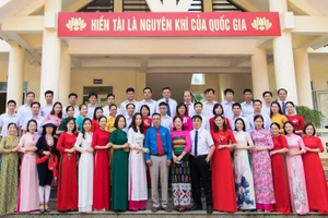 Cô giáo Trương Thị Hòa (người thứ 8 từ trái sang) cùng tập thể cán bộ, giáo viên Trường THPT DTNT Ngọc Lặc (Thanh Hóa).