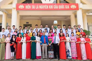 Cô giáo Trương Thị Hòa (người thứ 8 từ trái sang) cùng tập thể cán bộ, giáo viên Trường THPT DTNT Ngọc Lặc (Thanh Hóa).