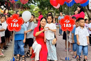 Cô và trò Trường Tiểu học Minh Khai 1, TP Thanh Hóa.