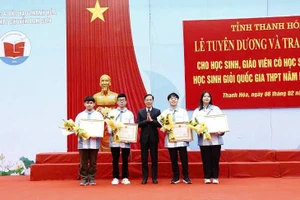 Ông Đầu Thanh Tùng- Phó Chủ tịch UBND tỉnh Thanh Hóa trao thưởng học sinh đoạt giải Nhất Kỳ thi học sinh giỏi Quốc gia THPT năm học 2024-2025.