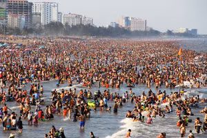 Du khách đến tắm biển Sầm Sơn (Thanh Hóa) năm 2025.