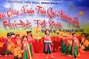 Tiết mục văn nghệ của học sinh Trường Tiểu học Minh Khai tại Hội chào Xuân của nhà trường.
