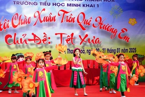 Tiết mục văn nghệ của học sinh Trường Tiểu học Minh Khai tại Hội chào Xuân của nhà trường.