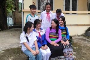 Cô Tống Thị Phượng và học trò thân thương của mình. Ảnh: Thế Lượng