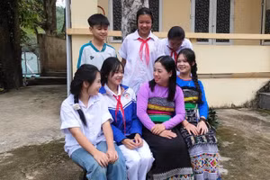 Cô Tống Thị Phượng và học trò thân thương của mình. Ảnh: Thế Lượng 